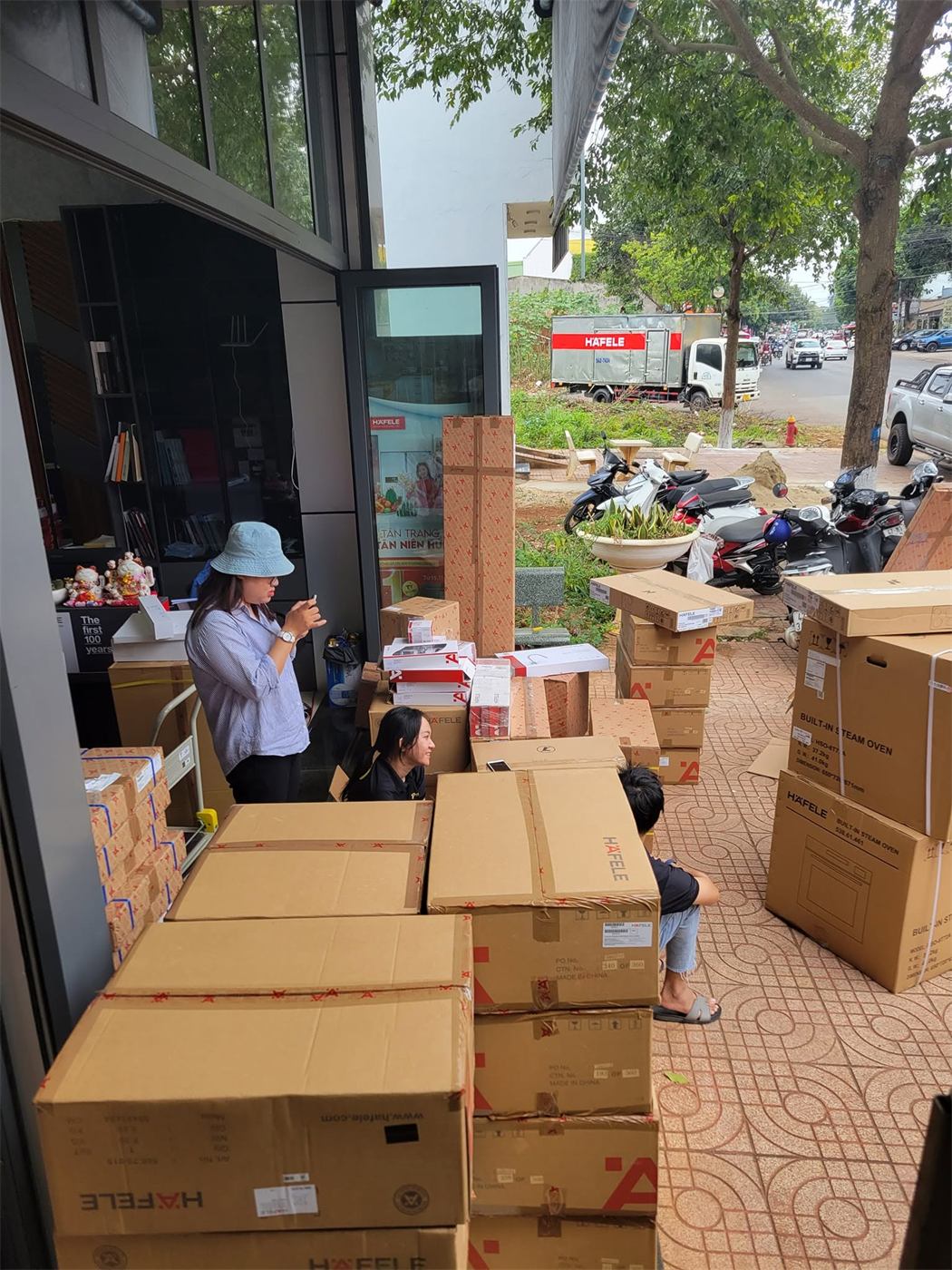 Hàng hóa Häfele nhập về showroom Thành Phát BM