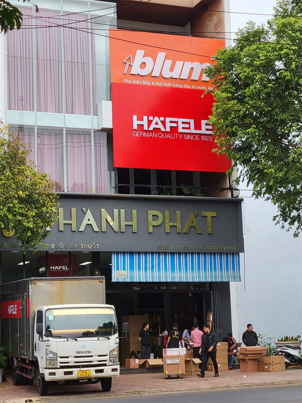 Xe tải Häfele giao hàng tại showroom