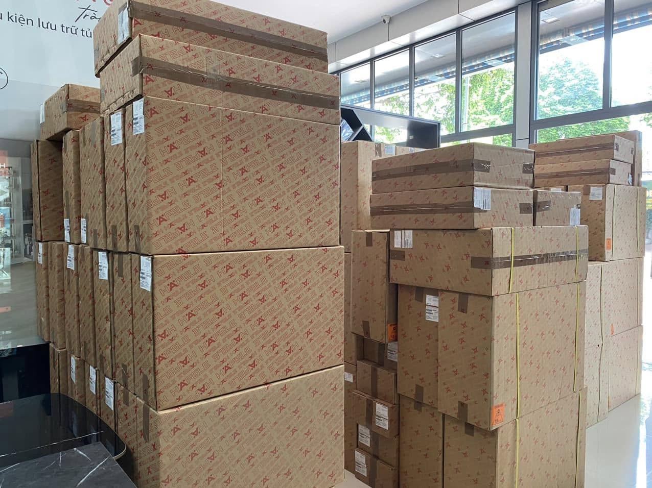 Hàng hóa Häfele xếp trong showroom